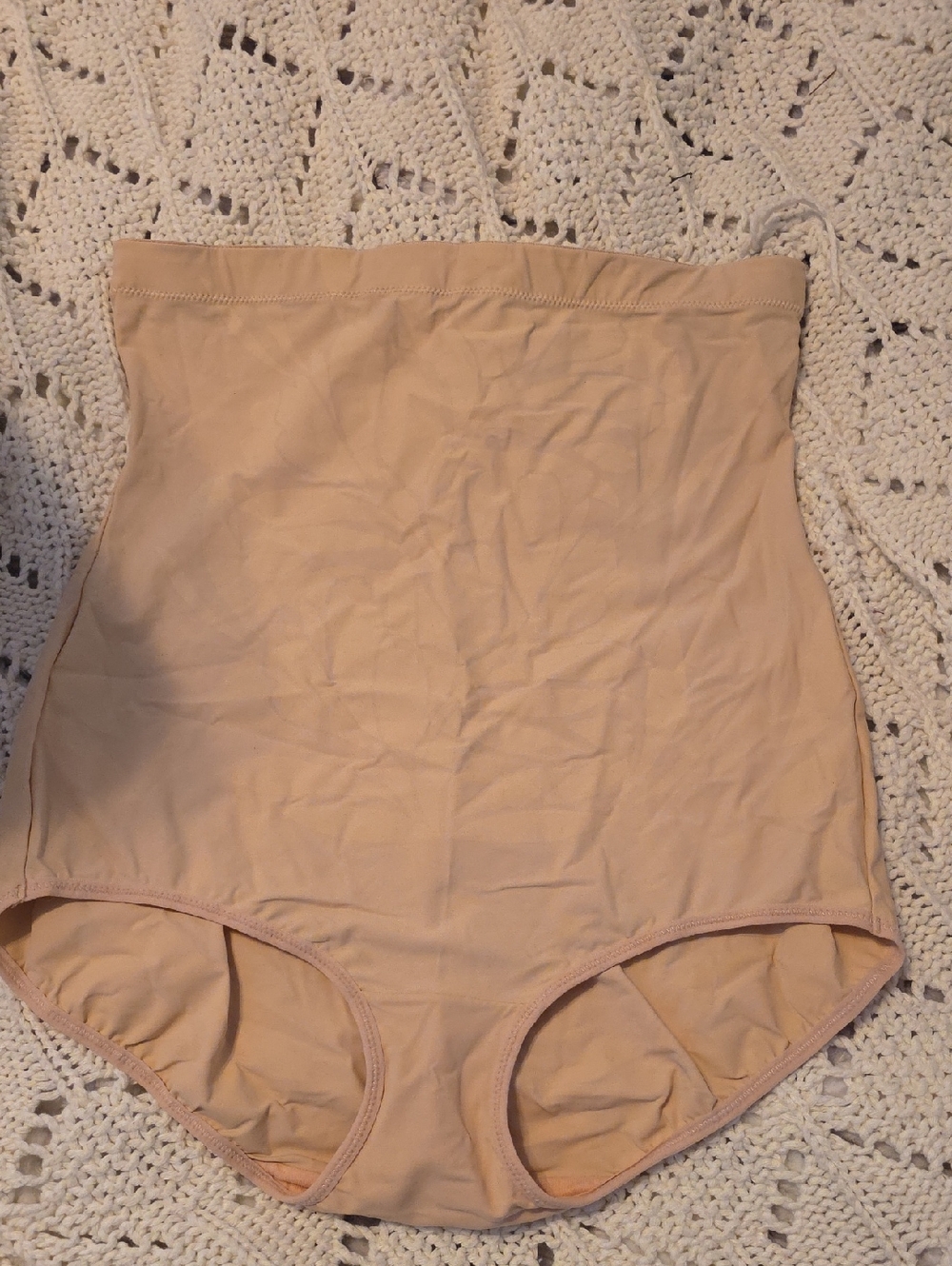 Maidenform Size Medium nude shapewear bottoms NWOT